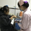 亲情服务温暖人心 护士宋静为患者买来护手霜