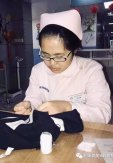 一病区李晓娜护士热心的帮患者把衣服缝好
