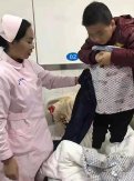 护士于淑娟主动为小患者送来御寒衣物
