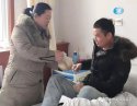 医生邢梅军休息不忘患者 特意从家里带来新蒸的皮渣和包子送给患者们