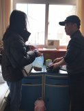 热心服务，苏玲玉护士给没时间准备年货的住院患者送来食物