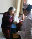 老大娘住院不能回家，岳艳敏护士长特地从家里带来过年食物