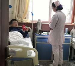 亲情服务，护士侯红玉和王晓丹为住院患者送新年礼物