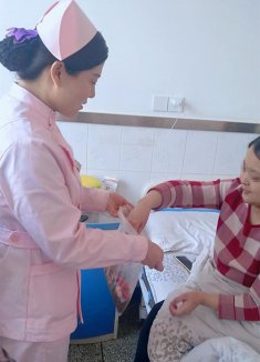 温馨医患和谐！护士刘莹莹特地为住院不能回家团聚的患者们送来瓜子糖果