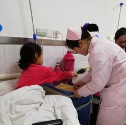 陈明改护士利用下班时间特地为小患者买来学习用具