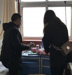 热心服务，焦桢护士下班特地买来水果送到患者手中