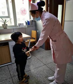 贴心有爱，护士刘静为喜欢写字的小患者买来文具