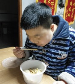护士葛玲玲贴心服务！为住院治疗不能回家过年的小患者送来食物