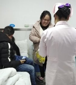 护士于淑娟热心服务，主动帮患者买来新鲜的水果