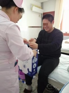 热心服务，护士刘巍主为患者缝补衣物
