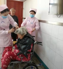关怀时刻都在，五病区护士王芙涓和任小玉帮助患者理发