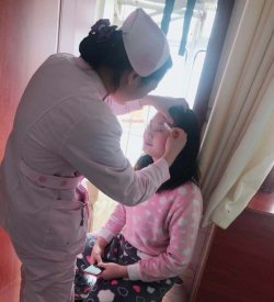 爱由心生 护士王芙涓主动帮即将出院的患者化妆