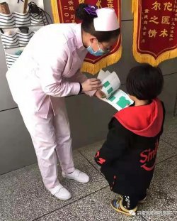 护士刘静有时间就耐心教小患者识字算题