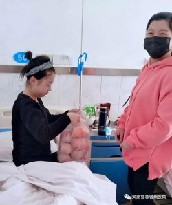 暖心服务!刘莹莹护士帮住院患者买来水果