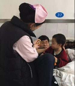 暖心服务!张在弟护士买来玩具送给小患者