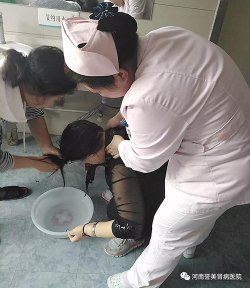 待病人如亲人!护士葛玲玲热心帮助患者洗头