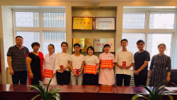 大爱誉美 金秋奖学 河南誉美肾病医院为考上大学的员工子女发放奖学金